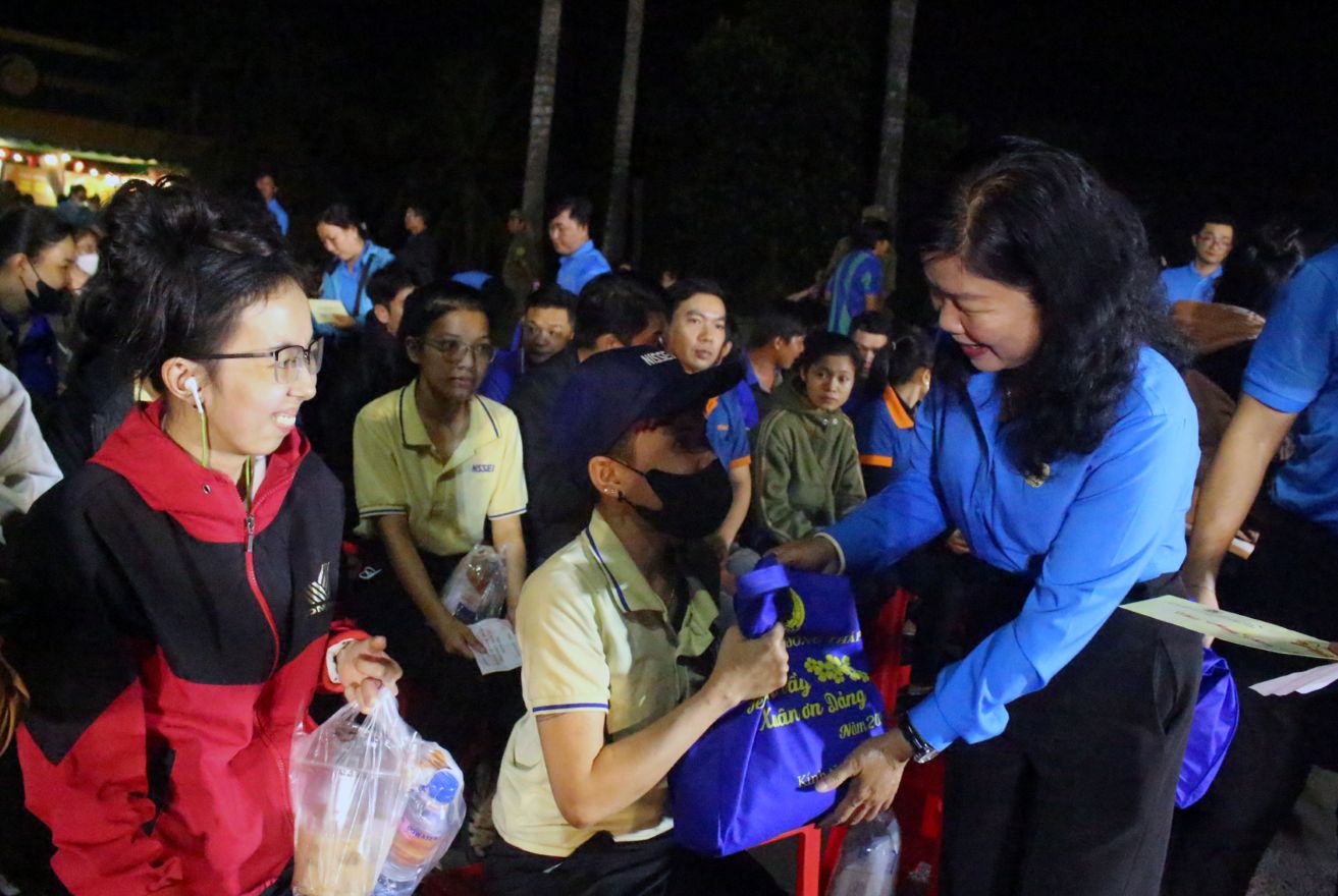 Chủ tịch Liên đoàn lao động tỉnh Đồng Tháp Huỳnh Thị Tuyết Vui xuống tận nơi trao quà, thăm hỏi đoàn viên, công nhân, lao động. Ảnh: Thanh Mai