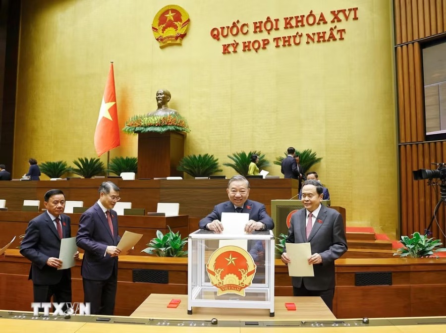 General Secretary and President To Lam and Party and State leaders, National Assembly deputies vote to approve Judges, Deputy Prime Ministers, Ministers and other members of the Government. Photo: Doan Tan/VNA