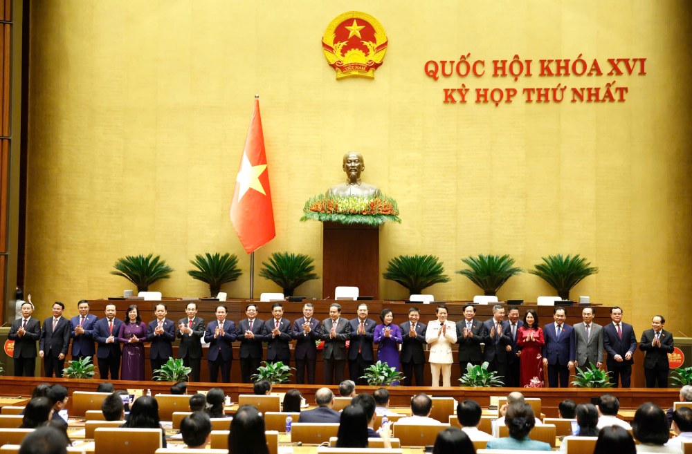 Ủy viên Bộ Chính trị, Chủ tịch Quốc hội Trần Thanh Mẫn chúc mừng Ủy viên Bộ Chính trị, Thủ tướng Chính phủ Lê Minh Hưng; các Phó Thủ tướng Chính phủ, Bộ trưởng và thành viên khác của Chính phủ nhiệm kỳ 2026-2031. Ảnh: Như Ý