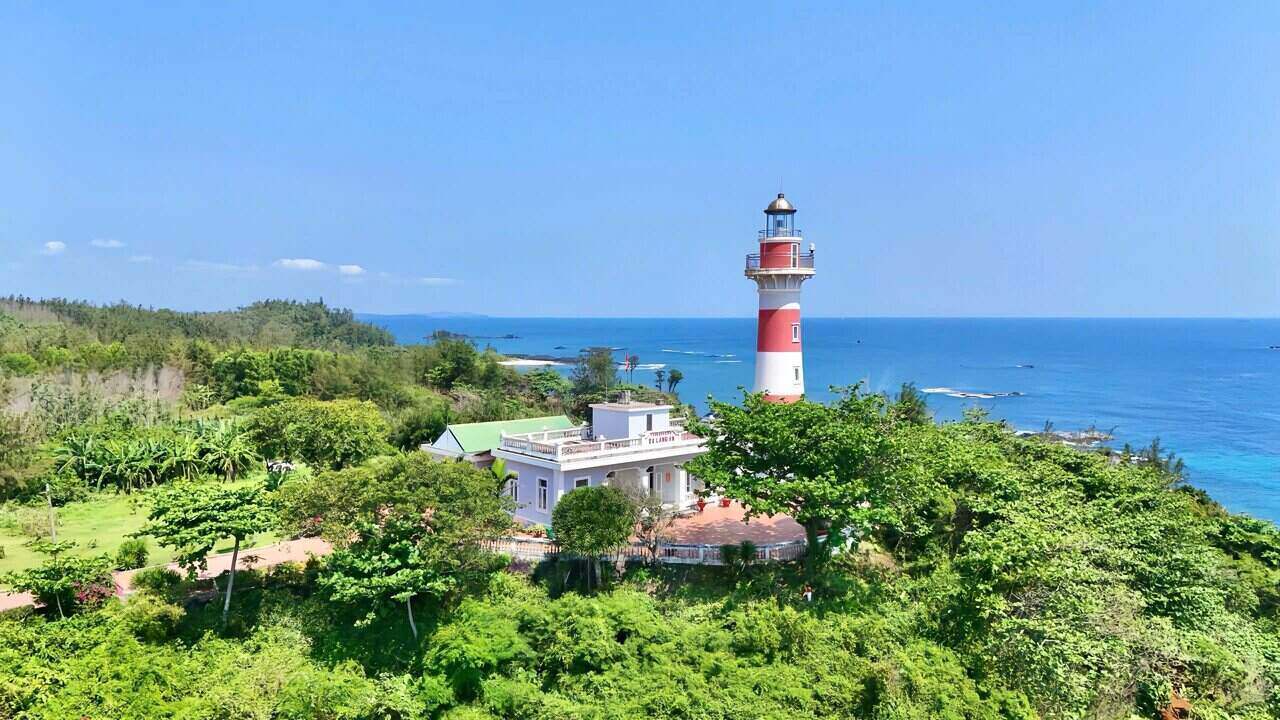 Đến Ba Làng An, du khách được ngắm ngọn hải đăng xây dựng cách mực nước biển khoảng 36m. Ảnh: Đông Giang