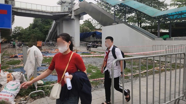 Người dân đi lại thoải mái an toàn khu vực dưới chân nhà ga. Ảnh Minh Hạnh