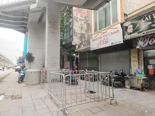 Hanoi clears spontaneous parking lots at the foot of Cat Linh - Ha Dong station. Photo: Minh Hanh