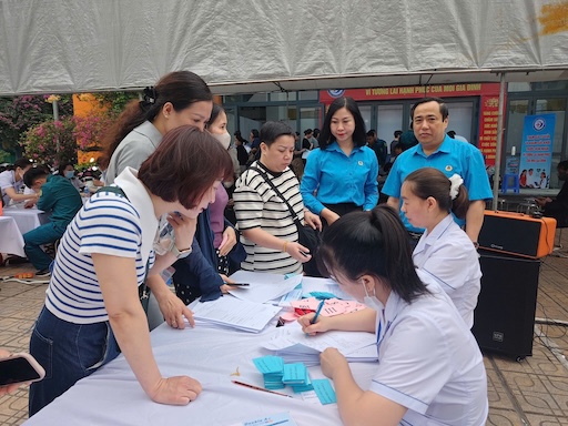 Health check-ups and consultations for union members and workers organized by Kim Lien Ward Trade Union in coordination are activities towards Workers' Month 2026. Photo: Grassroots Trade Union