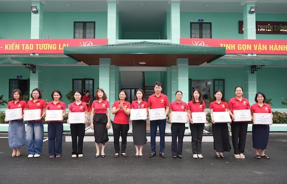 Representatives of units receiving video clip awards of the May 10 Product Contest - Our Pride. Photo: CĐTCT