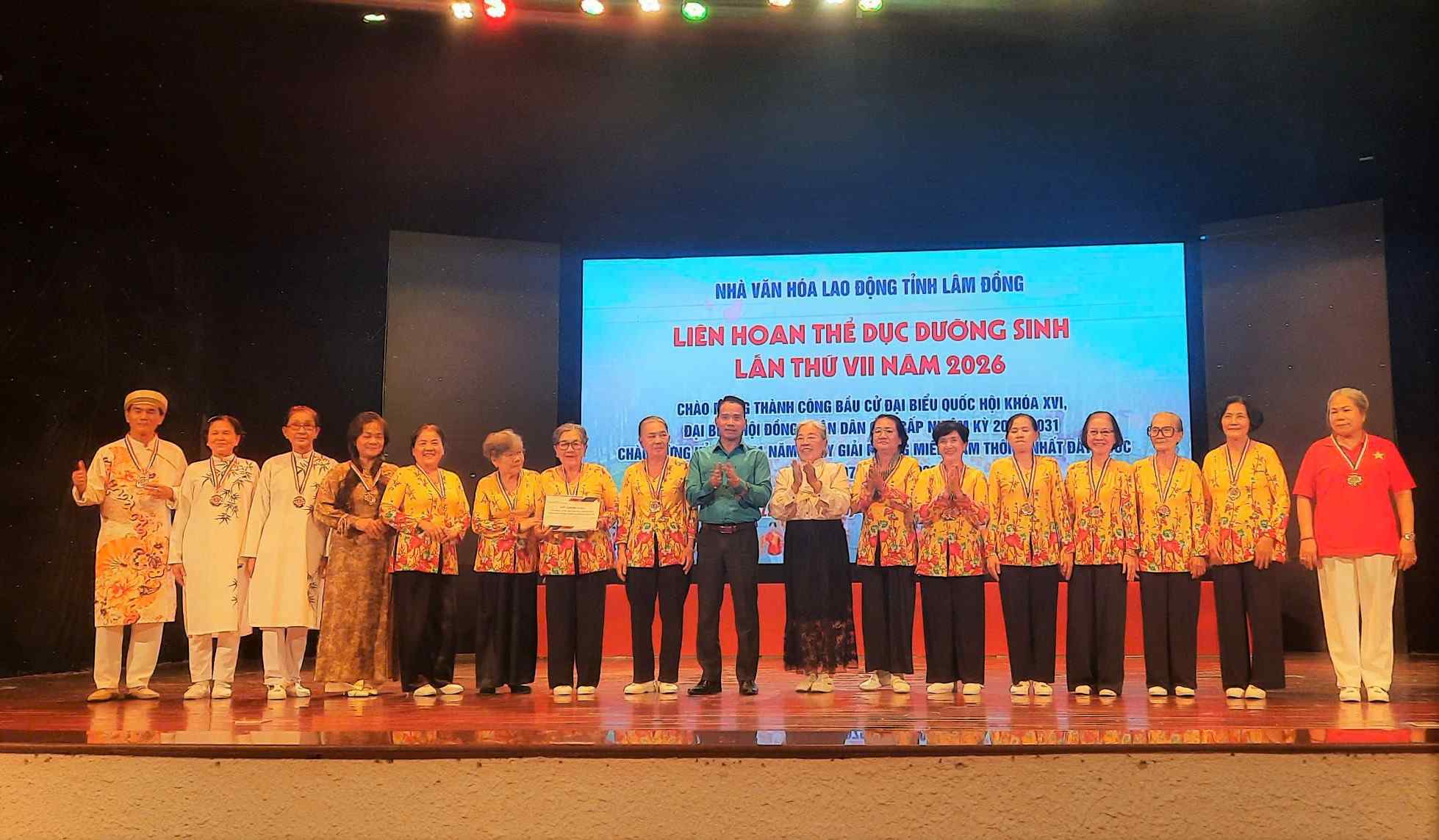 The organizing committee awarded prizes to the winning units. Photo: Duc Hai