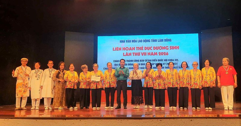 More than 300 union members and workers participate in the dưỡng sinh physical exercise festival