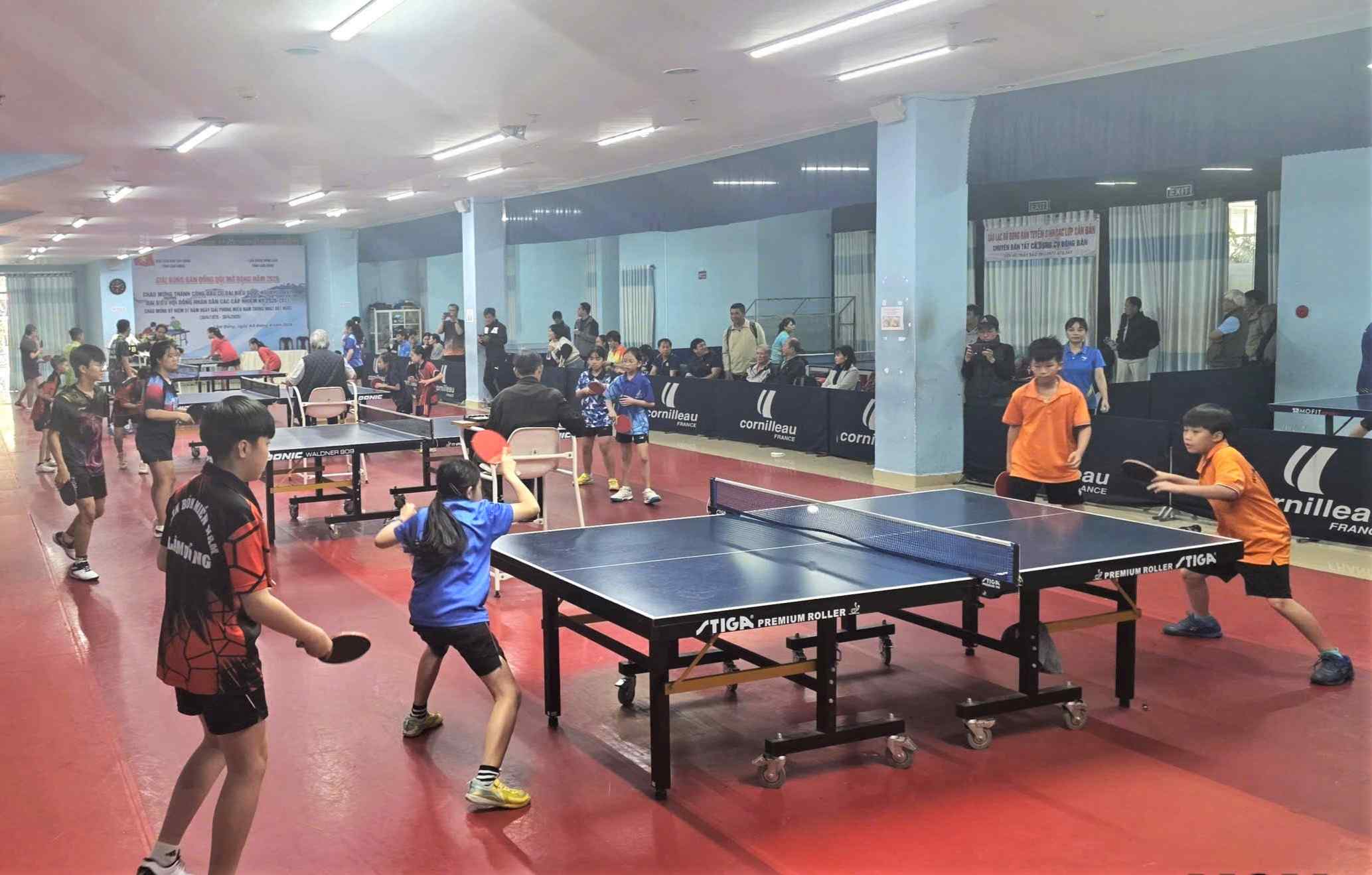 Các vận động viên tranh tài tại môn bóng bàn. Ảnh: Hà Hữu Nết