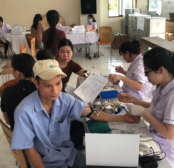 Người lao động được nâng cao kiến thức và hiểu rõ thêm về sức khỏe của bản thân với chương trình khám sức khỏe định kỳ. Ảnh: CĐCS