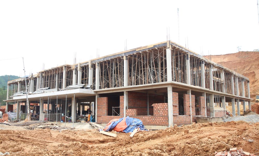 닥롱 초등학교 및 중학교 기숙사 프로젝트의 3층 행정 관리 건물은 진척 상황을 충족했으며, 1층과 2층의 골조 공사를 완료했습니다. 사진: 흥터