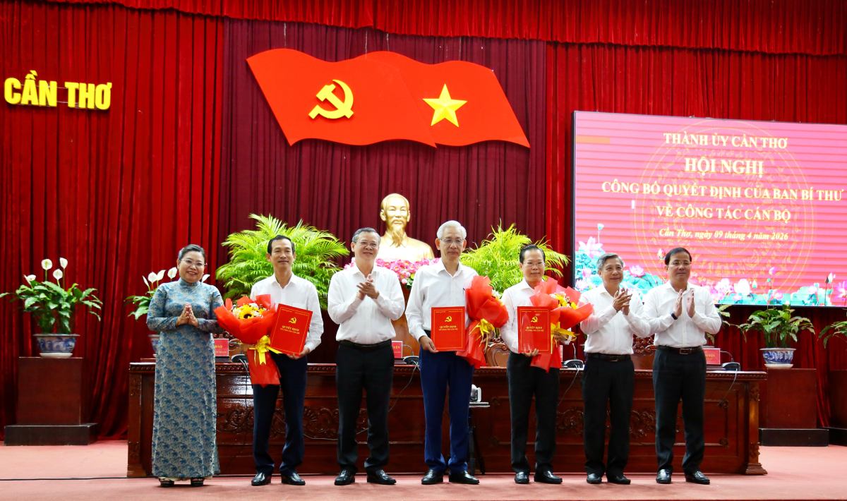 Lãnh đạo Thành ủy Cần Thơ tặng hoa chúc mừng các cán bộ vừa được Ban Bí thư chỉ định tham gia BCH Đảng bộ thành phố, nhiệm kỳ 2025 - 2030. Ảnh: Tạ Quang 