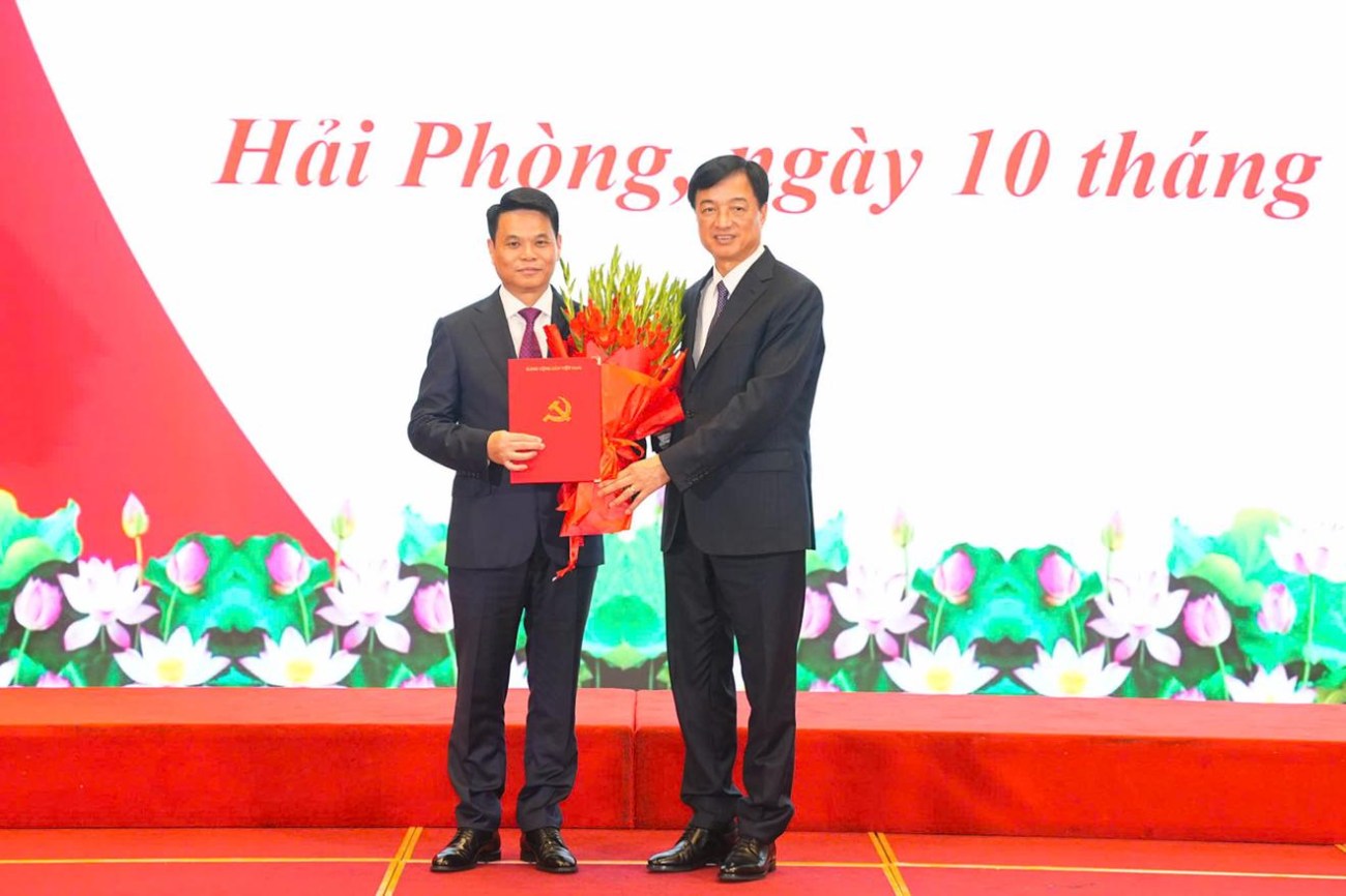 Mr. Nguyen Duy Ngoc - Member of the Politburo, Secretary of the Party Central Committee, Head of the Central Organization Committee - presents the decision to Mr. Le Ngoc Chau - the new Secretary of the Hai Phong City Party Committee. Photo: Hai Phong Electronic Information Portal