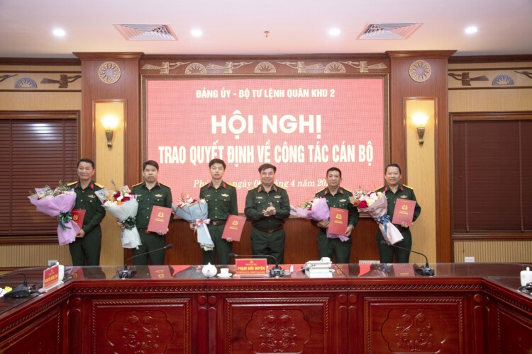  Trung tướng Phạm Đức Duyên - Bí thư Đảng ủy, Chính ủy Quân khu 2 trao quyết định và tặng hoa chúc mừng các nhân sự được điều động, bổ nhiệm. Ảnh: Trường Dũng/Quân khu 2 