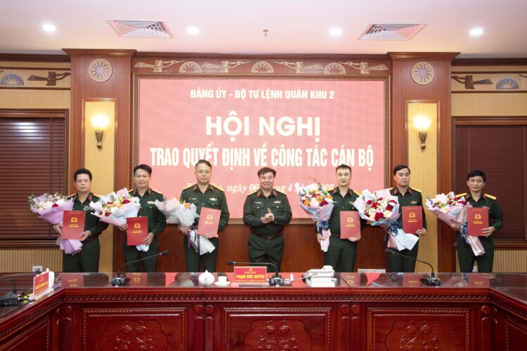 ファム・ドゥック・ズエン中将(党委員会書記、第2軍区政治委員)が、異動・任命された人事に決定書を授与し、花束を贈って祝福しました。写真:チュオン・ズン/第2軍区