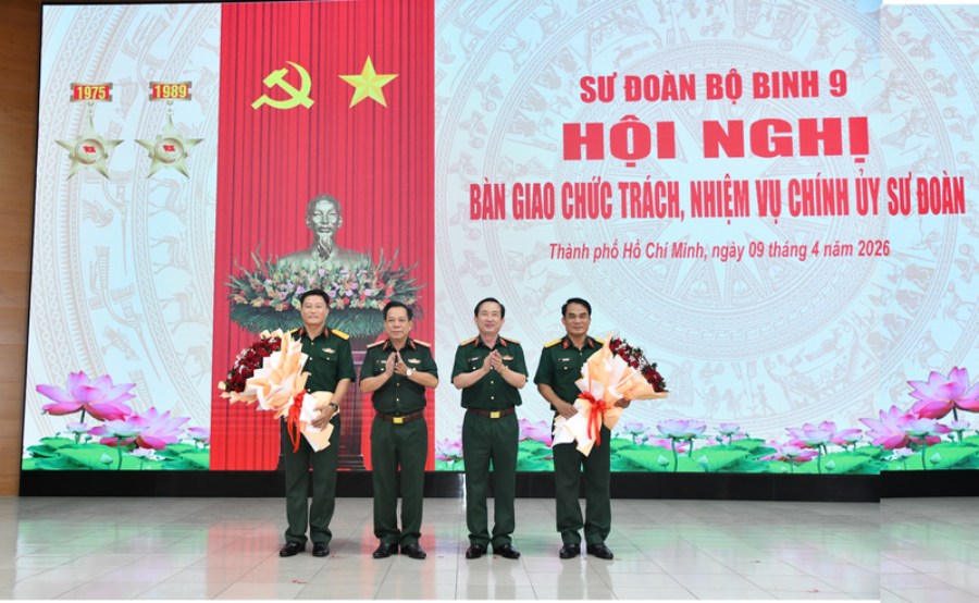 Trung tướng Lê Minh Quang - Chính ủy Quân đoàn 34 và Thiếu tướng Đỗ Đức Dũng - Chủ nhiệm Chính trị Quân đoàn 34 chúc mừng Đại tá Nguyễn Hữu Thắng (bìa trái) và Đại tá Phạm Văn Hồng nhận nhiệm vụ mới. Ảnh: Phan Dũng/Quân khu 7