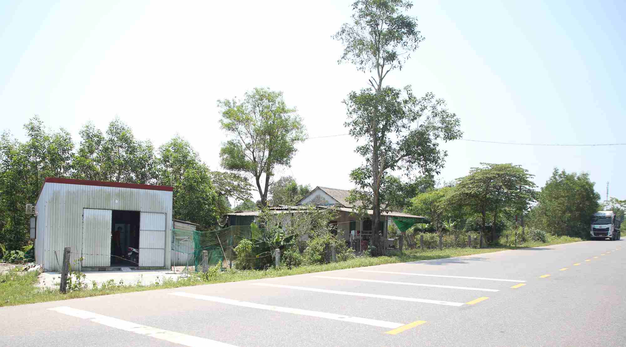 Some illegal constructions in Dien Sanh commune are within the site clearance area of National Highway 15D Project. Photo: Hung Tho