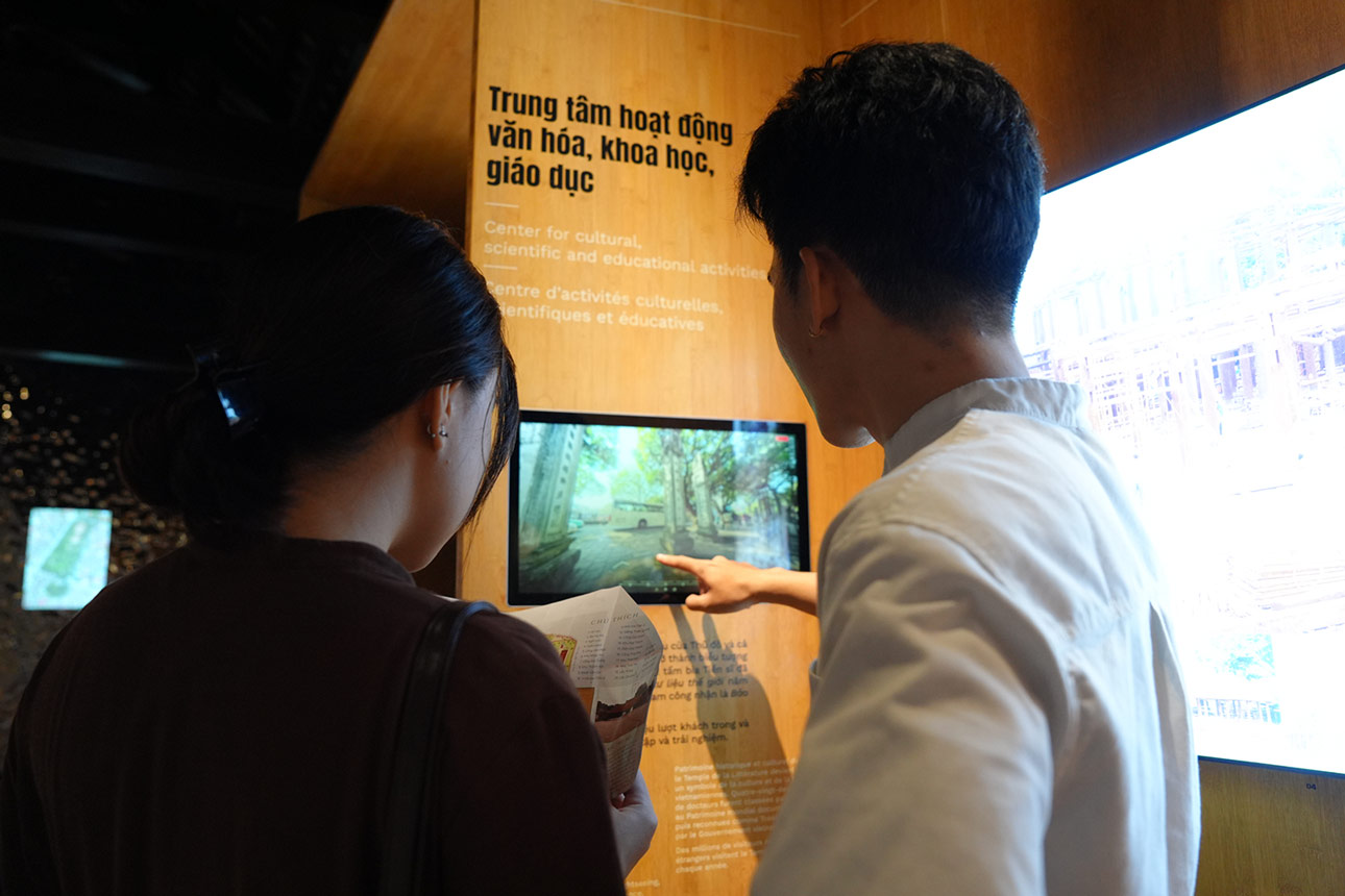 Los visitantes experimentan una pantalla de 360 grados que permite contemplar toda la vista del Templo de la Literatura. Foto: Vu Linh
