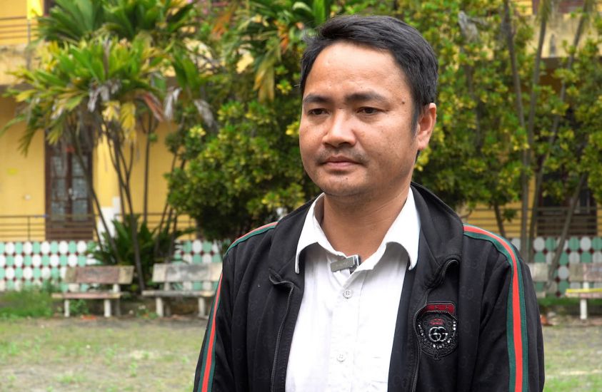 Thầy Tạ Văn Thành xót xa cho biết, phải đi làm phụ hồ nhiều tháng qua. Ảnh: Tường Vân