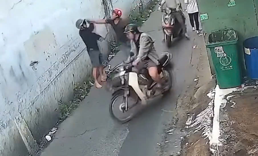 Cơ quan Cảnh sát điều tra Công an TPHCM bắt giữ khẩn cấp đối tượng đánh người sau va chạm giao thông. Ảnh cắt từ clip bạn đọc cung cấp