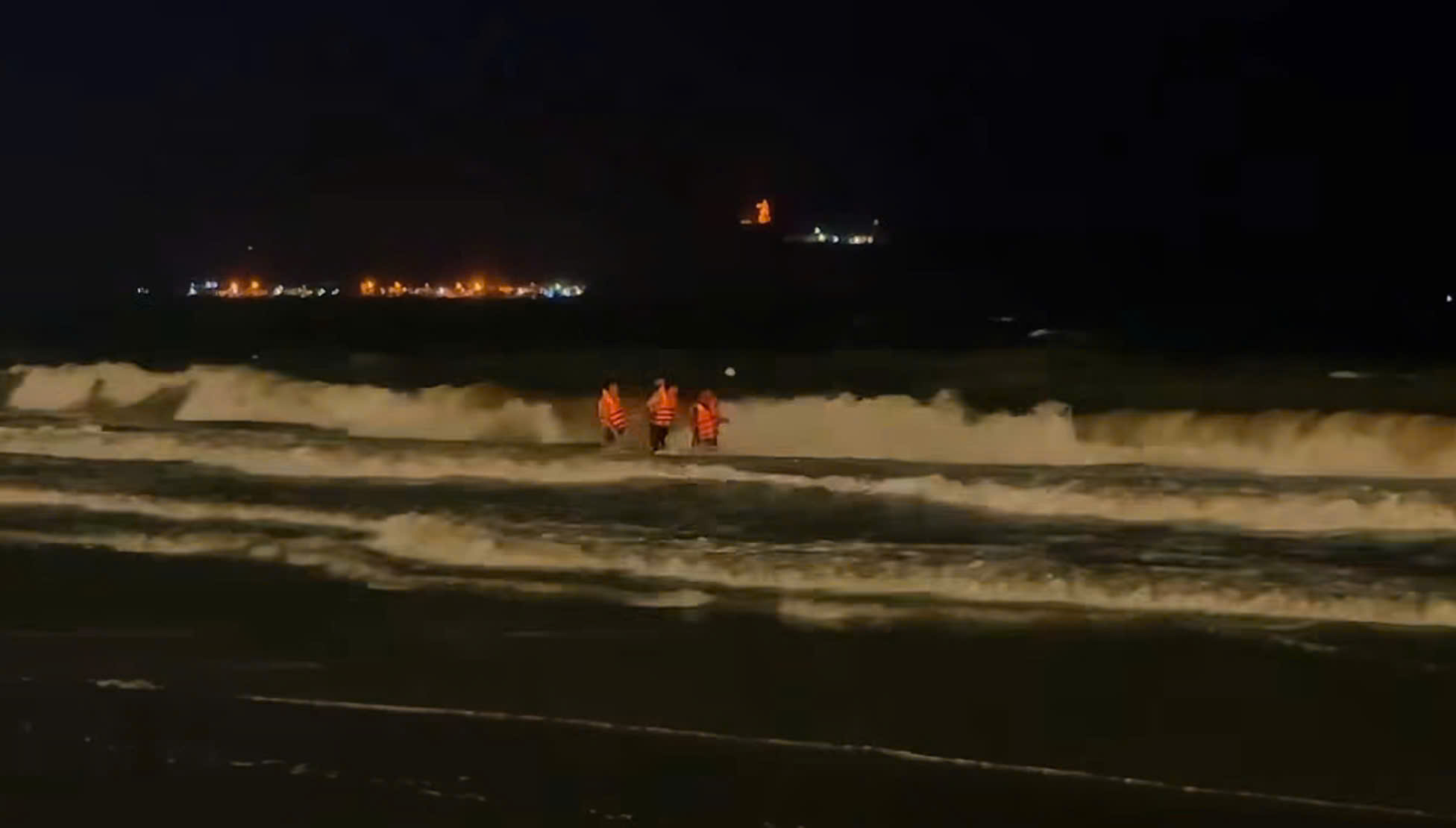 Functional forces search for students swept away by waves while swimming in Quy Nhon. Photo: Quy Nhon