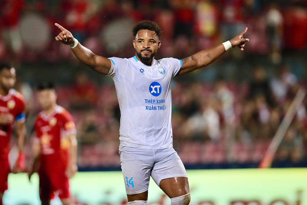 Xuan Son shines in Nam Dinh's 2-0 victory over Ha Tinh. Photo: Nam Dinh Club