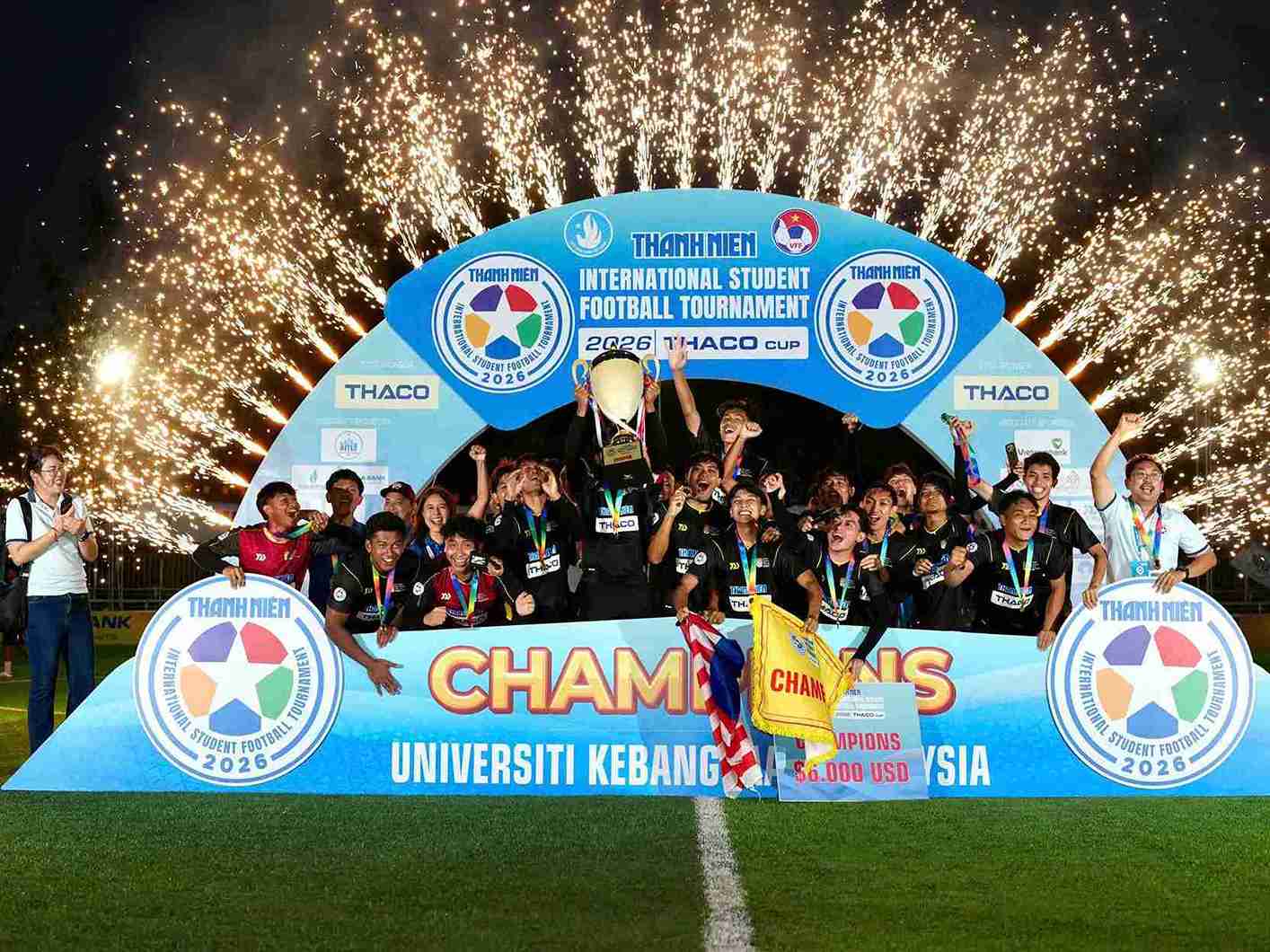 L'Université nationale de Malaisie remporte le championnat international TNSV 2026 après une séance de tirs au but à couper le souffle. Photo: Bá Duy