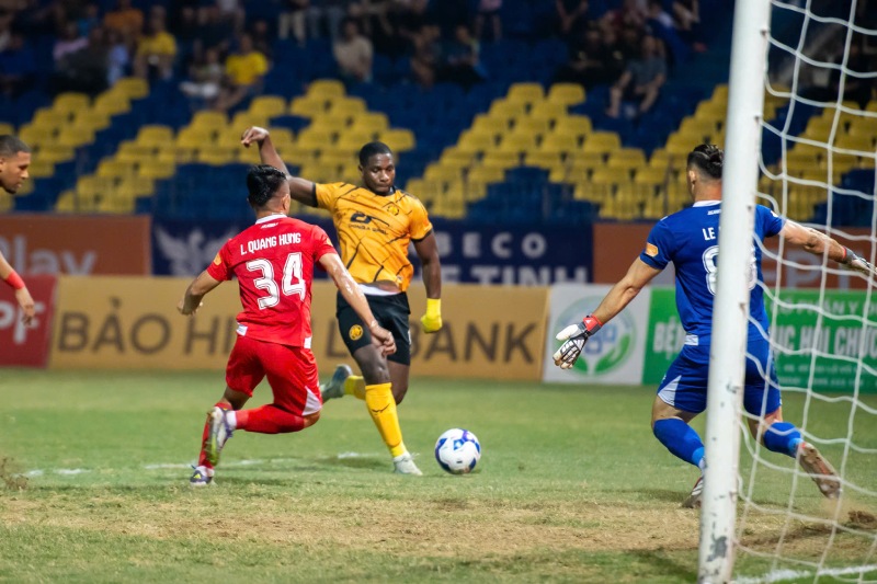 Đông Á Thanh Hóa vence contundentemente a Công an TPHCM para ascender en la clasificación de la V.League. Foto: Hoàng Sơn