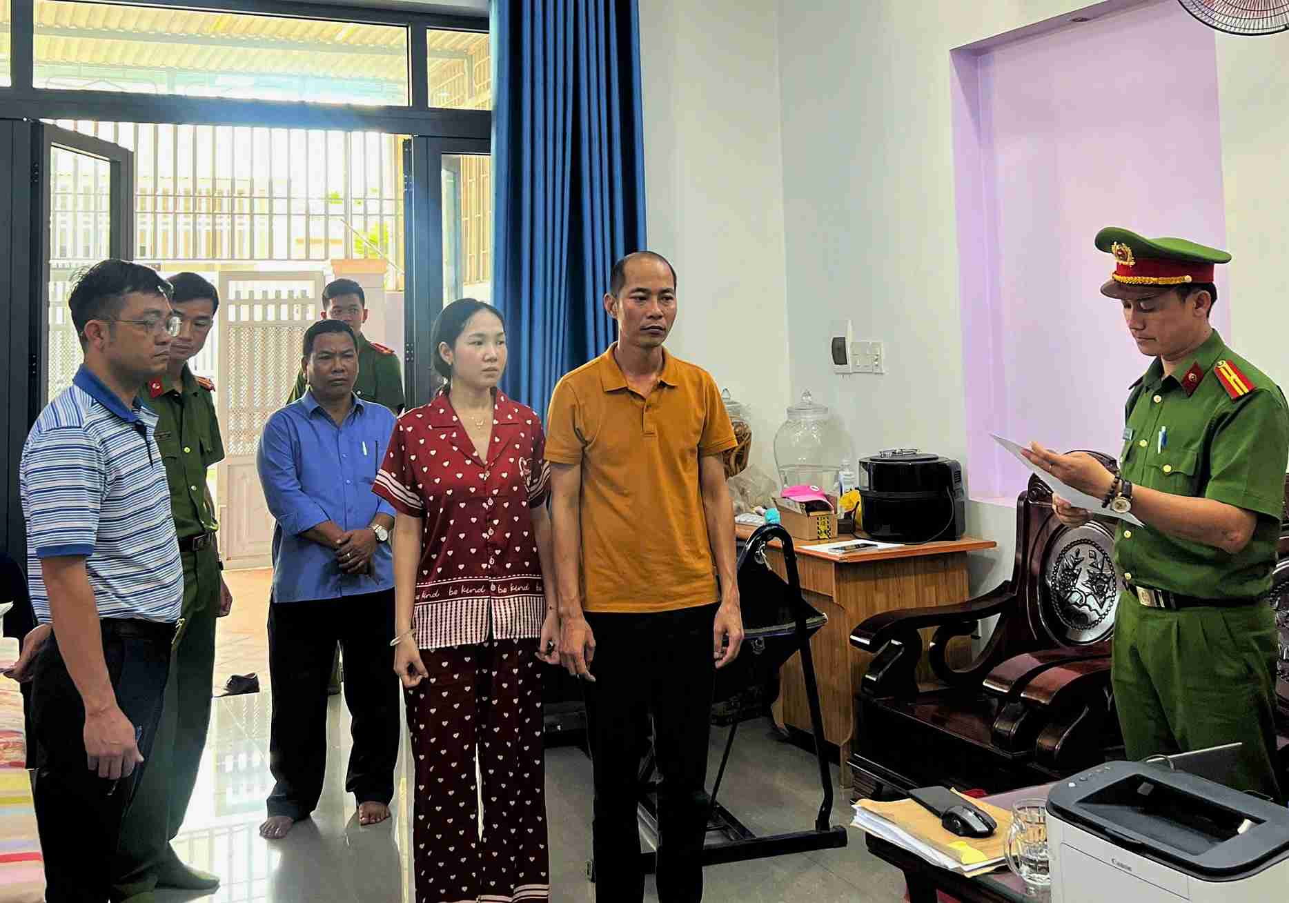 Cơ quan Điều tra Công an tỉnh Lâm Đồng tống đạt các quyết định khởi tố vụ án, khởi tố bị can và thi hành lệnh khám xét Phòng khám Nha khoa 20 Đức Trọng. Ảnh: Phúc Khánh 