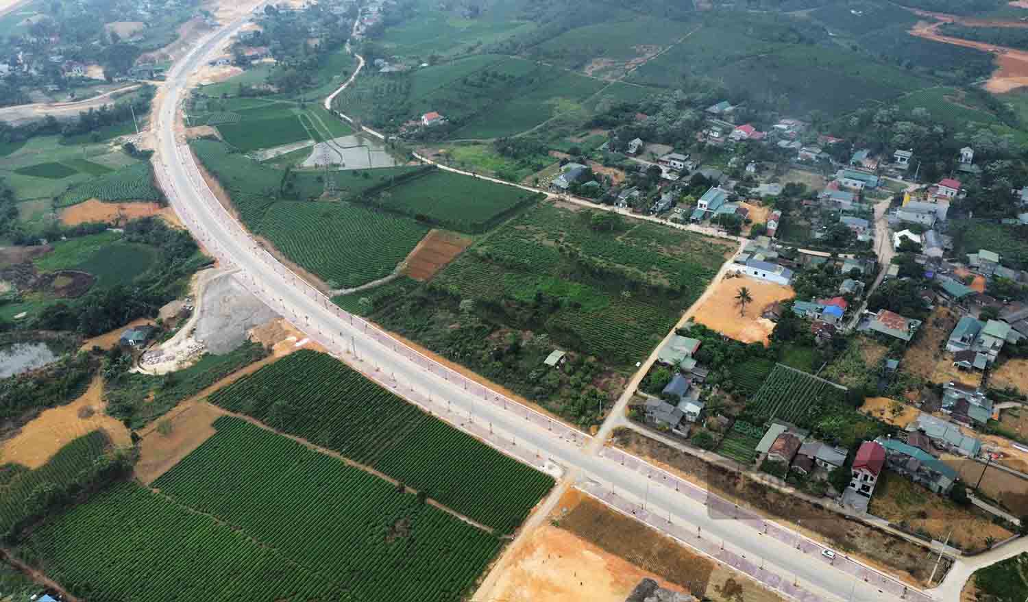 The road promoting tourism development in Tuyen Quang province is completing the final items, preparing to be put into operation. Photo: Nguyen Tung.