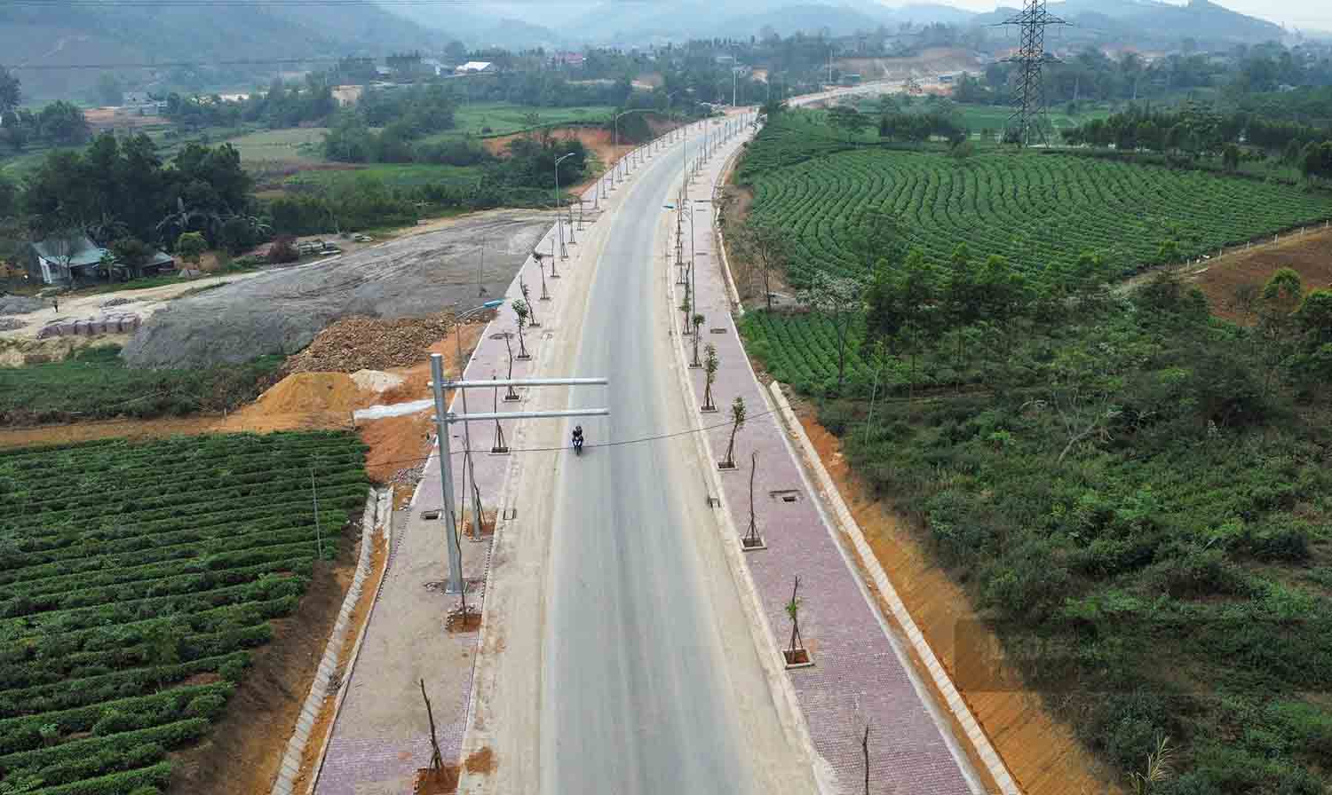 Tuyến đường dài gân 9km đi xuyên qua các đồi chè của người dân địa phương.