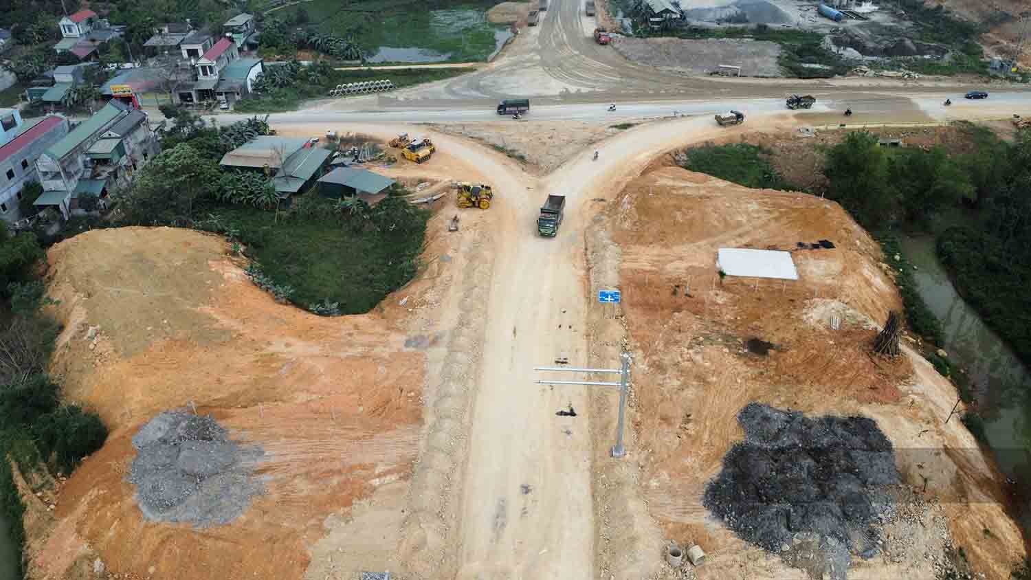 Điểm giao cắt với QL37.