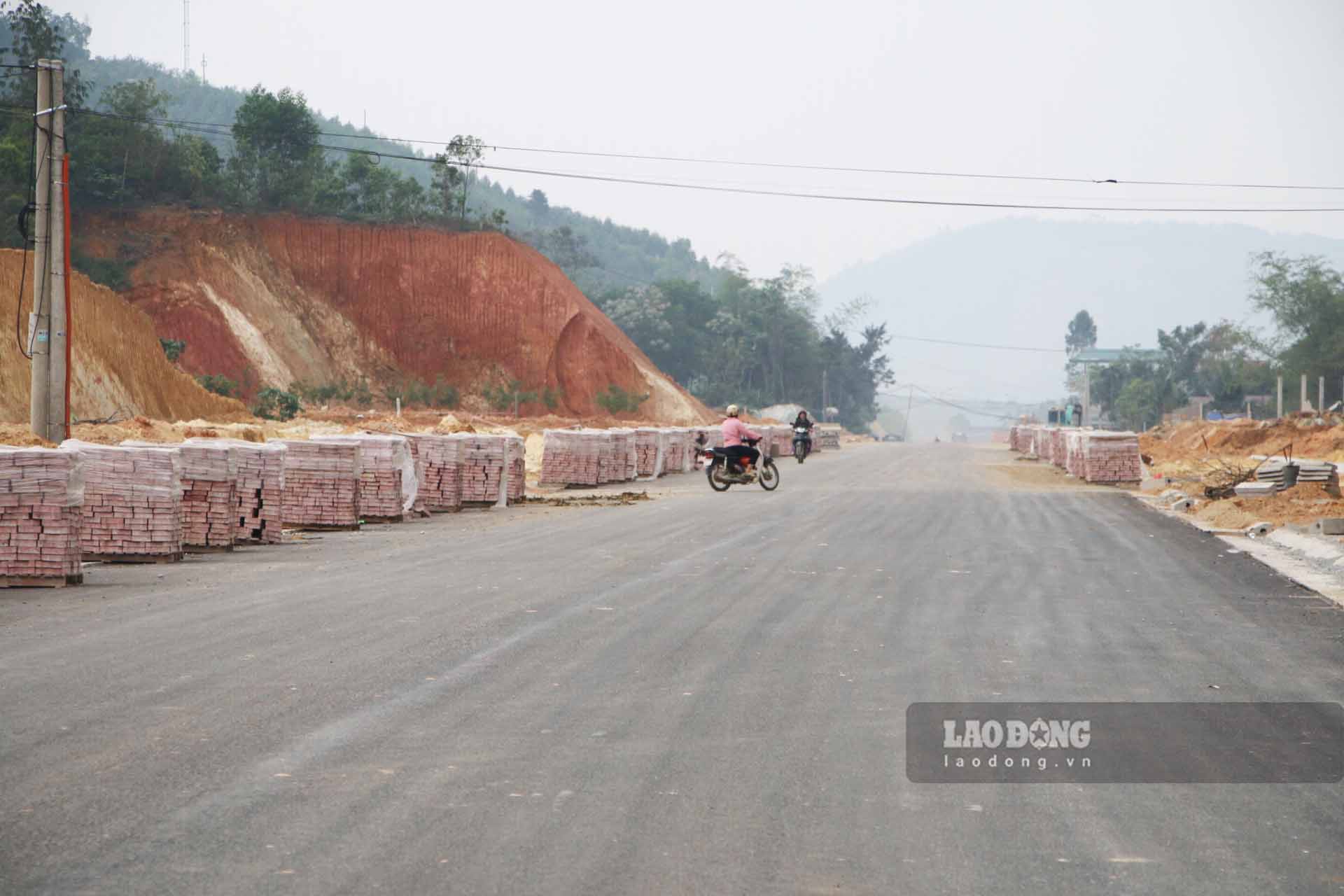 Những hạng mục cuối cùng như vỉa hè, thoát nước đang được thi công hoàn thiện. Ảnh: Nguyễn Tùng.