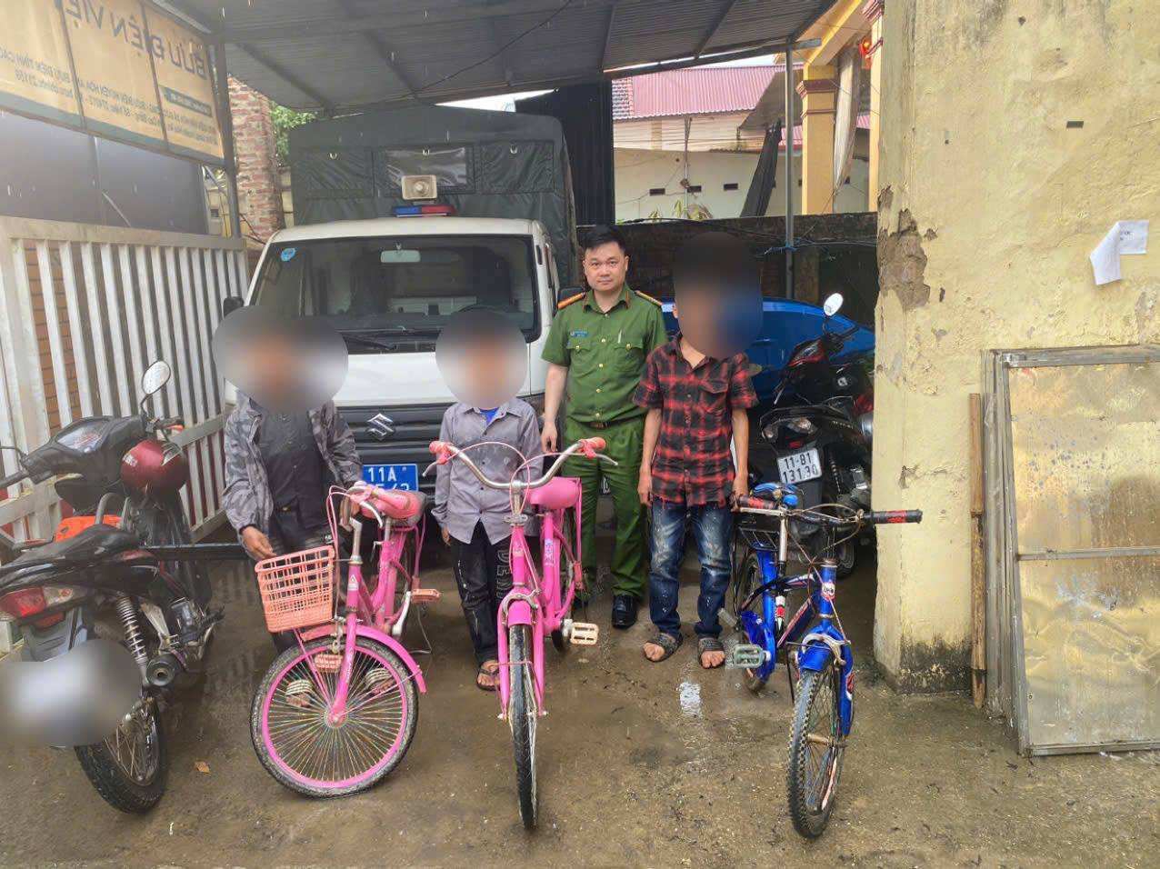 Cán bộ Công an xã Nam Tuấn giáo dục, răn đe các em học sinh vi phạm. Ảnh: Công an Cao Bằng