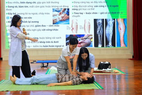 Práctica en la sesión de capacitación sobre seguridad e higiene laboral de la Compañía de Selección de Carbón de Hon Gai. Foto: Huy Hoang