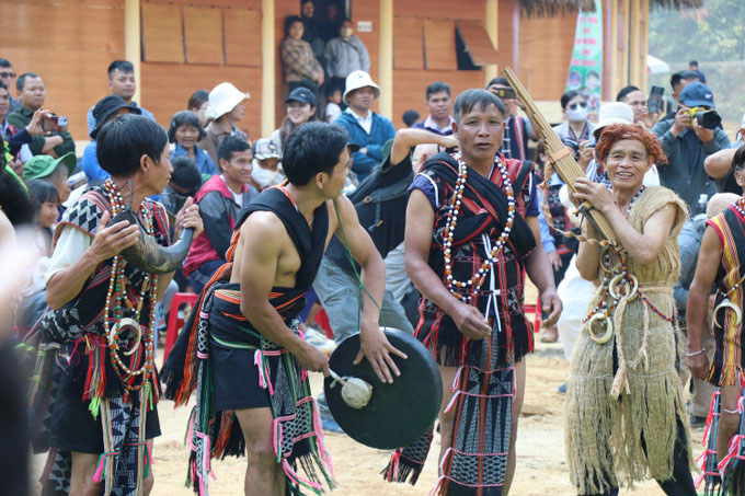 Người đồng bào Cơ Tu trình diễn cồng chiêng tại Lễ hội khai năm tạ ơn rừng, xã Hùng Sơn, TP. Đà Nẵng. Khoa Chương/TTXVN