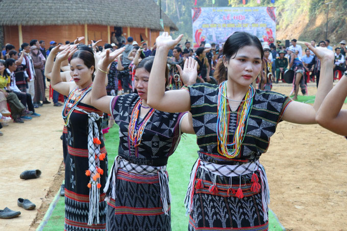 Người đồng bào Cơ Tu trình diễn cồng chiêng tại Lễ hội tạ ơn rừng tại xã Hùng Sơn, TP. Đà Nẵng. Ảnh: Khoa Chương/TTXVN