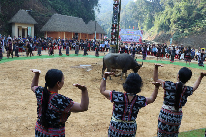 Compatriotas Co Tu interpretando gongs en el Festival de Año Nuevo de Agradecimiento al Bosque, comuna de Hung Son, ciudad de Da Nang. Foto: Khoa Chuong/TTXVN