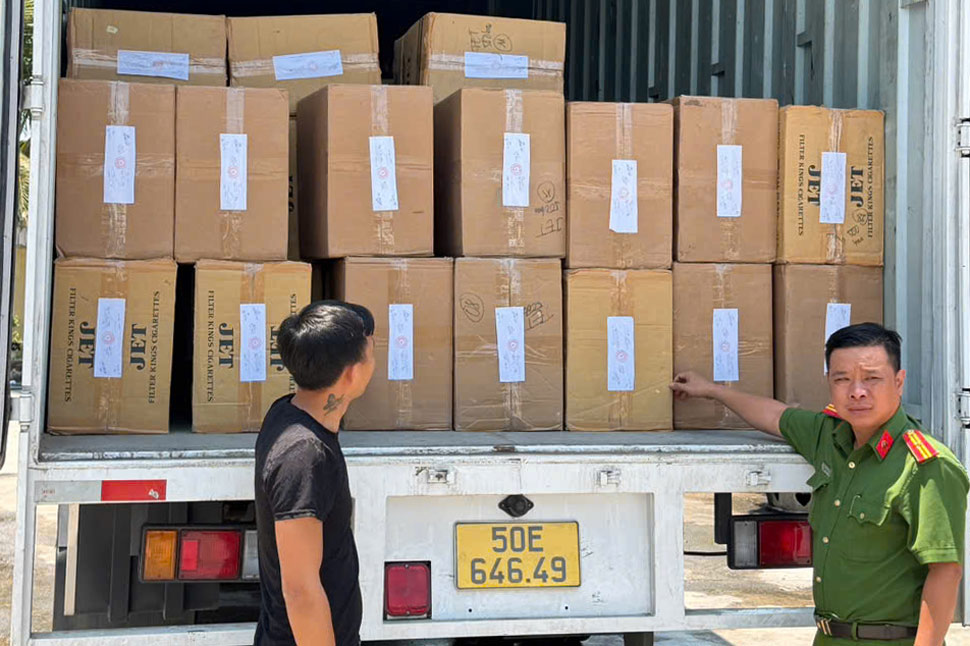Lực lượng chức năng tỉnh Gia Lai bắt giữ xe tải vận chuyển hơn 224.000 bao thuốc lá ngoại không giấy tờ. Ảnh: Công an