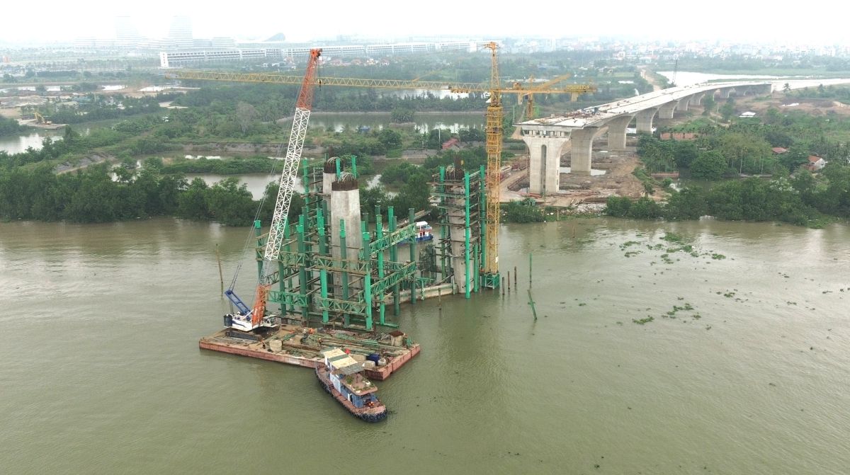 The cable-stayed bridge construction site belongs to the Nguyen Trai bridge project. Photo: Mai Dung