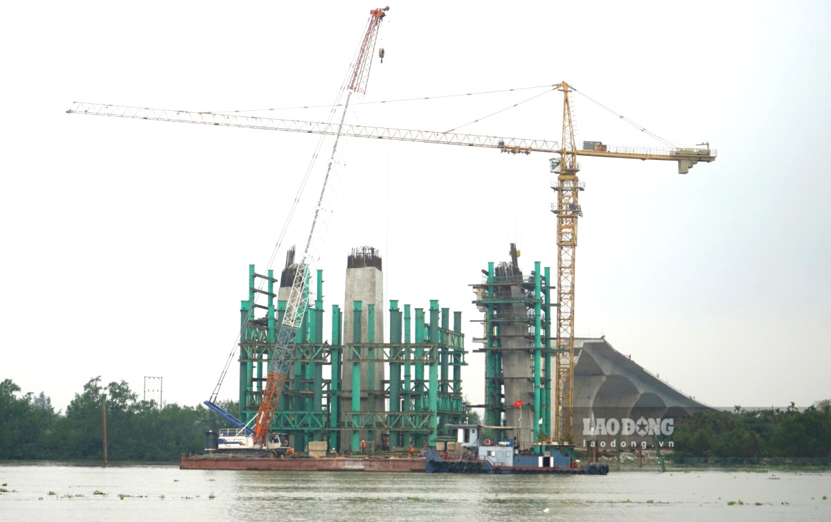 Trụ cầu đang được thi công gấp rút. Ảnh: Mai Dung