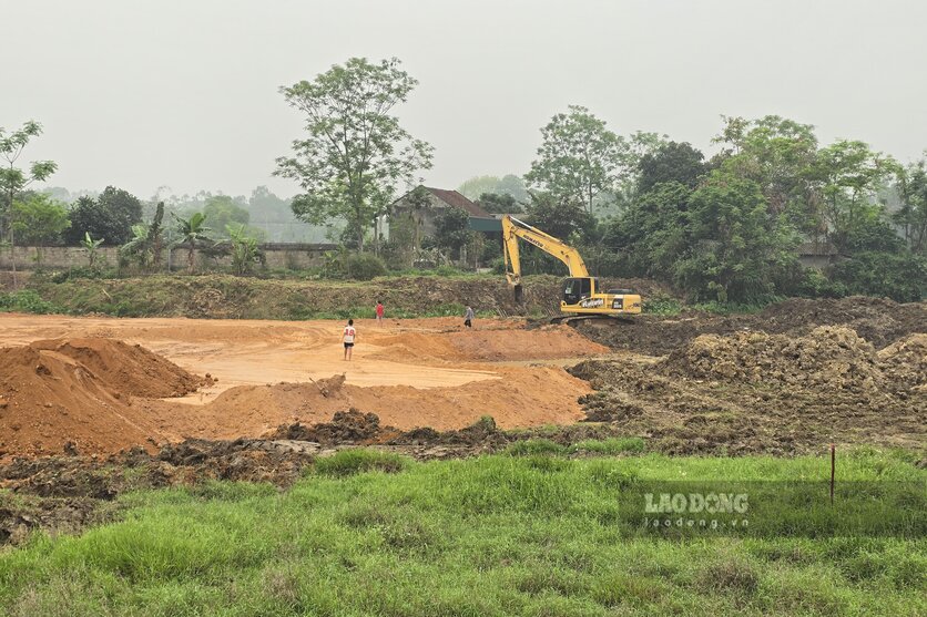 Công tác đào đắp nền đường đang được triển khai. Ảnh: Tô Công