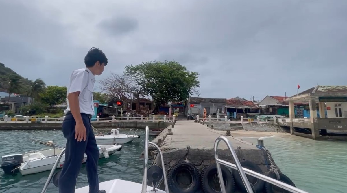 Functional agencies remove obstacles in issuing red books to people on Bich Dam Island, Nha Trang. Photo: Phuong Linh