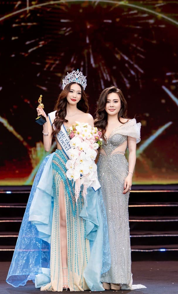 Tân Hoa hậu Nguyễn Trần Hà Linh bên cạnh Hoa hậu Phan KIm Oanh - Trưởng Ban tổ chức cuộc thi. Ảnh: Ban tổ chức