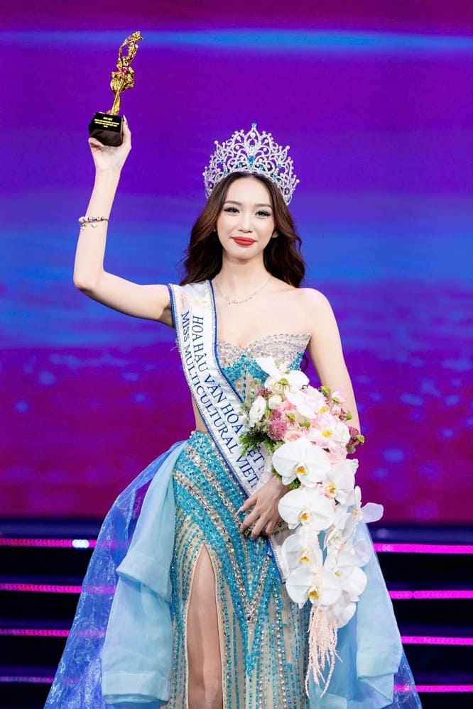 Tân Hoa hậu Nguyễn Trần Hà Linh 