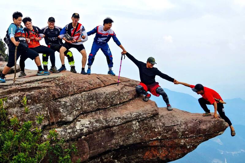 Pha Luong peak - the roof of Moc Chau plateau, Chieng Son commune, Son La province attracts mountaineering enthusiasts to experience. Photo: A Cha