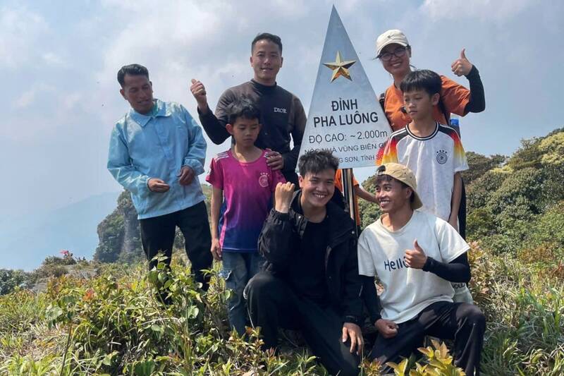 Khách du lịch chinh phục đỉnh Pha Luông - nóc nhà của cao nguyên Mộc Châu. Ảnh: A Chà
