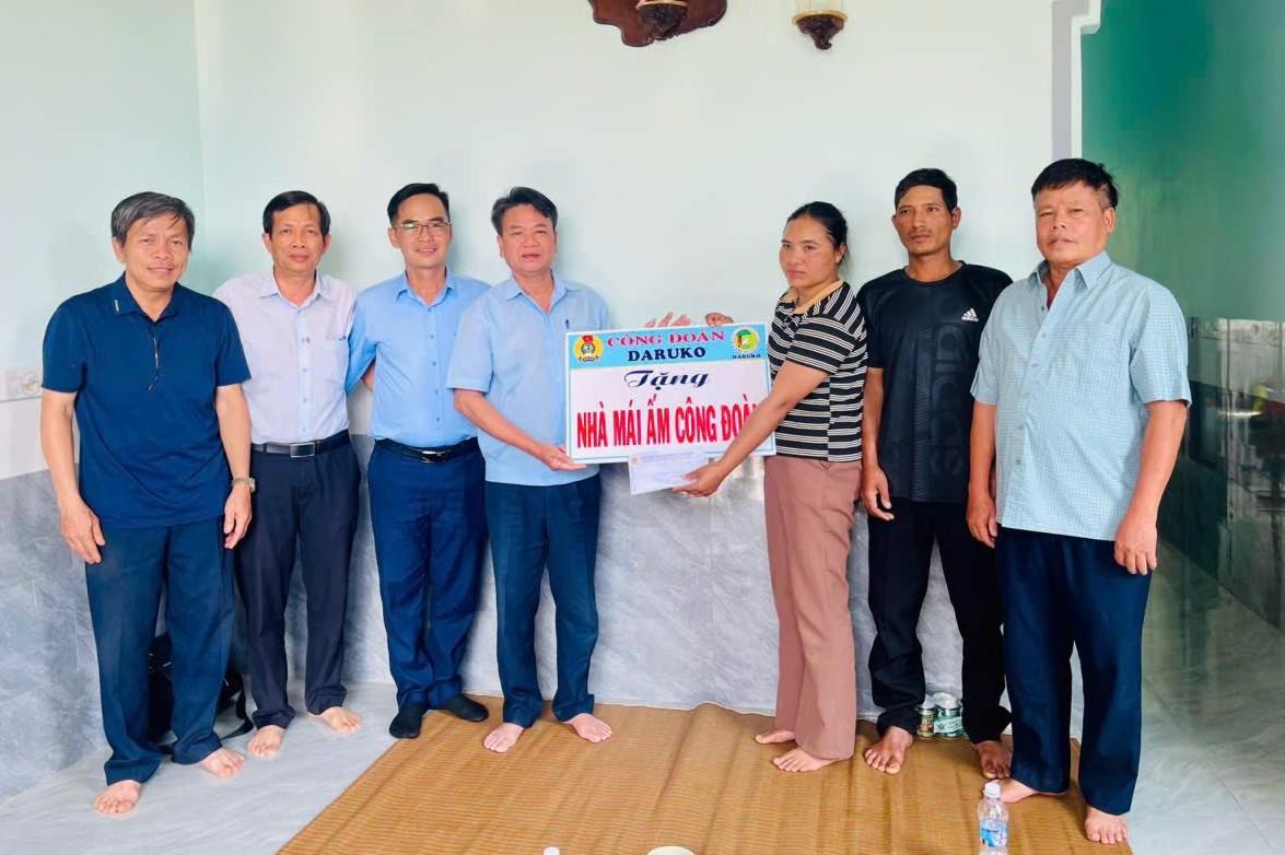 Leaders of Dak Lak Rubber Joint Stock Company present funds to build "Trade Union Shelter" for union members in difficult circumstances. Photo: Dakruco
