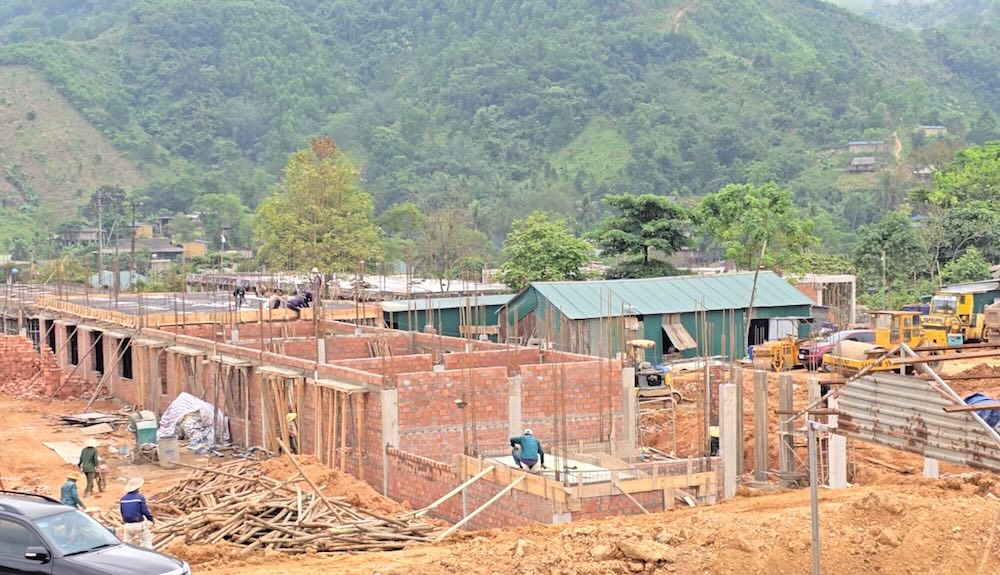 Sitio de construcción de una escuela internado de varios niveles en la ladera de una colina en Quang Tri. Foto: Hung Tho