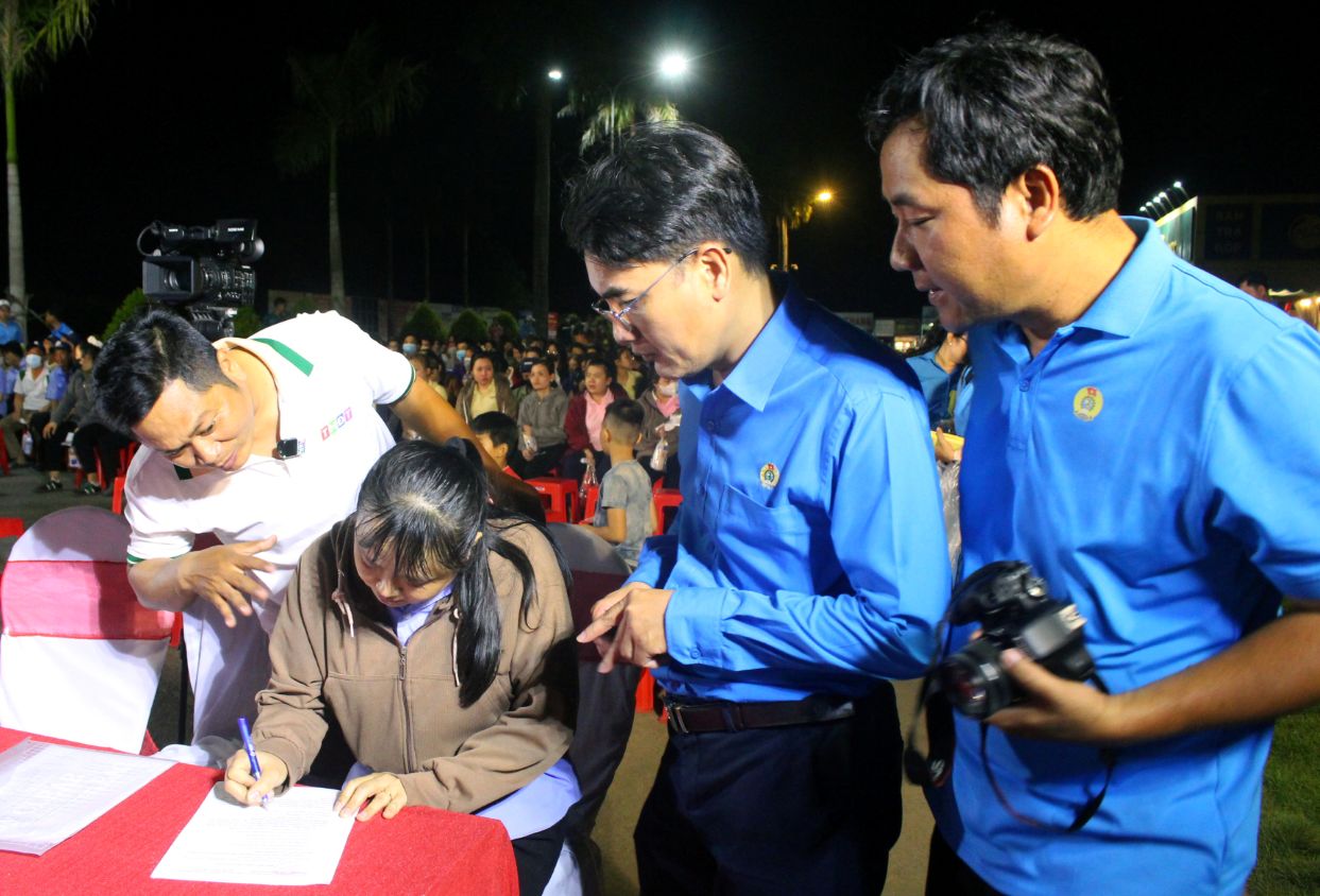 Cán bộ Tuyên giáo và truyền thông Liên đoàn lao động tỉnh Đồng Tháp tiếp cận đoàn viên, công nhân, người lao động tại sự kiện Tết Sum vầy 2026. Ảnh: Thanh Mai