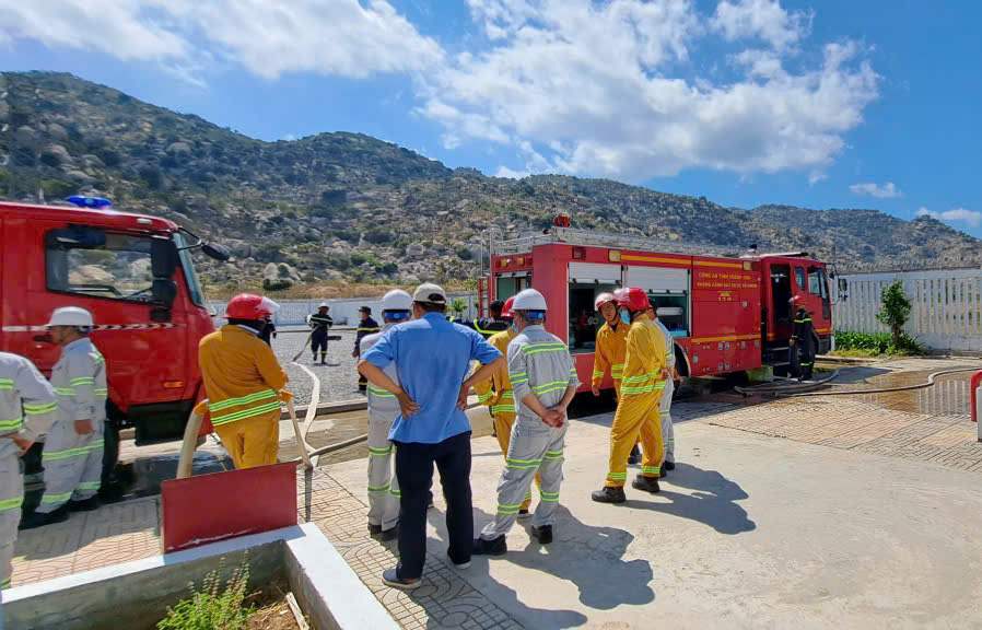 Lực lượng chức năng phối hợp với doanh nghiệp tổ chức thực tập chữa cháy, cứu nạn tại Nhà máy điện gió 7A