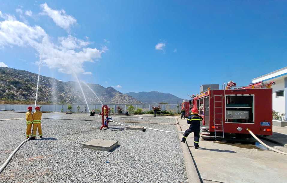 Functional forces coordinate with businesses to organize fire fighting and rescue drills at Wind Power Plant 7A. Photo: Huu Long